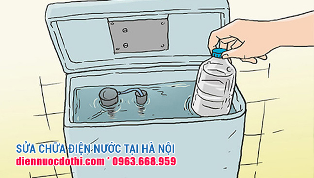 Sử dụng chai nhựa đặt vào ngăn chứa nước xả toilet